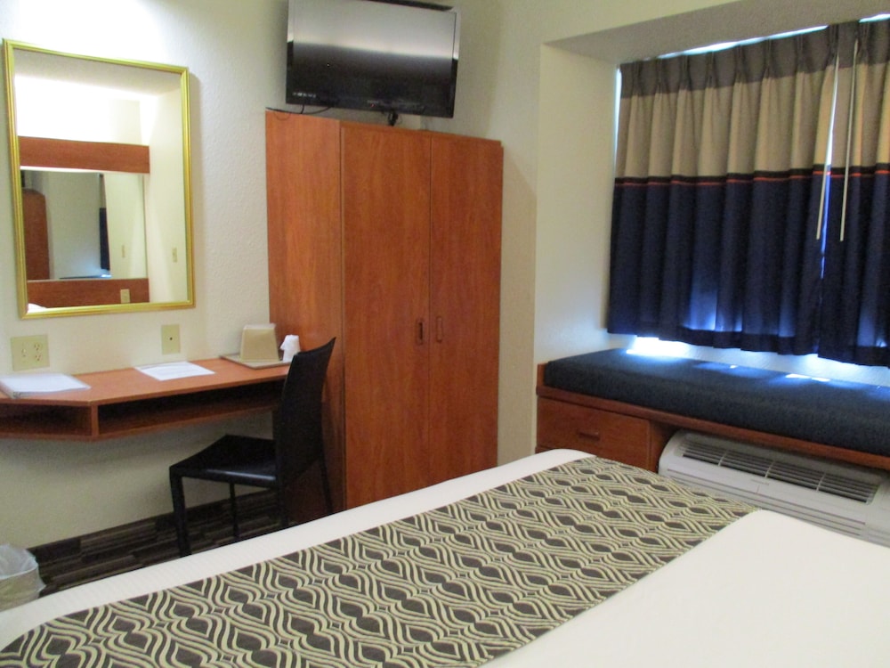 Standard Room, 1 Queen Bed - Photo 4