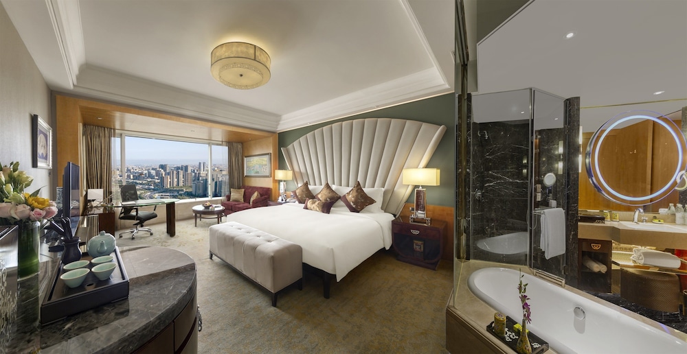 Junior Suite, 1 King Bed, Club Lounge Access (Dining Area) - Photo 6