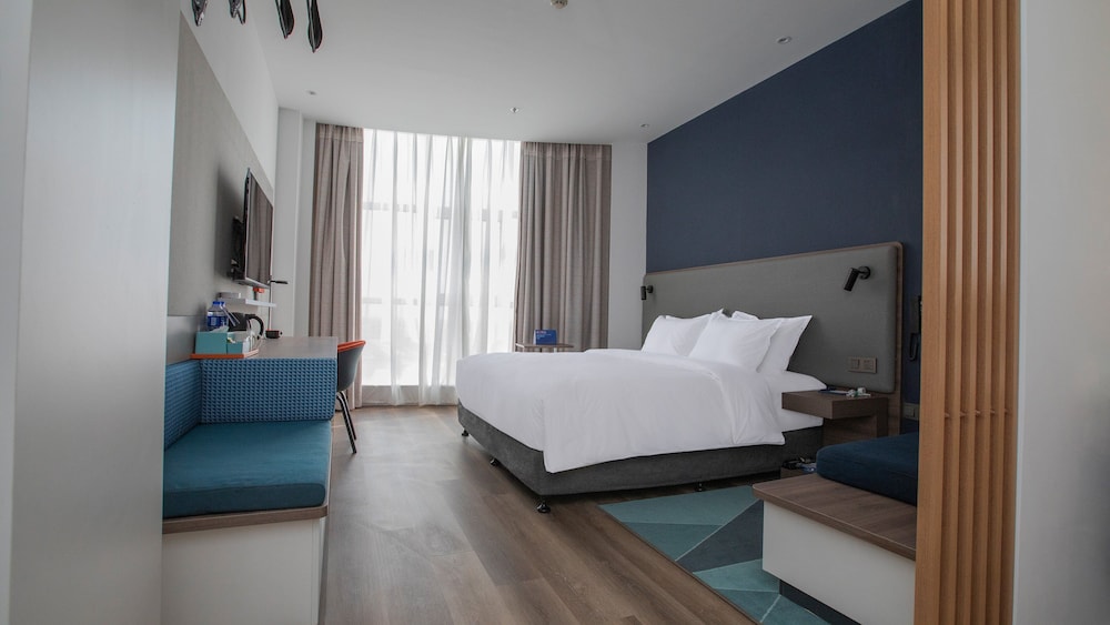 Standard Room, 1 King Bed, Non Smoking (Extra Floor Space) photo 1