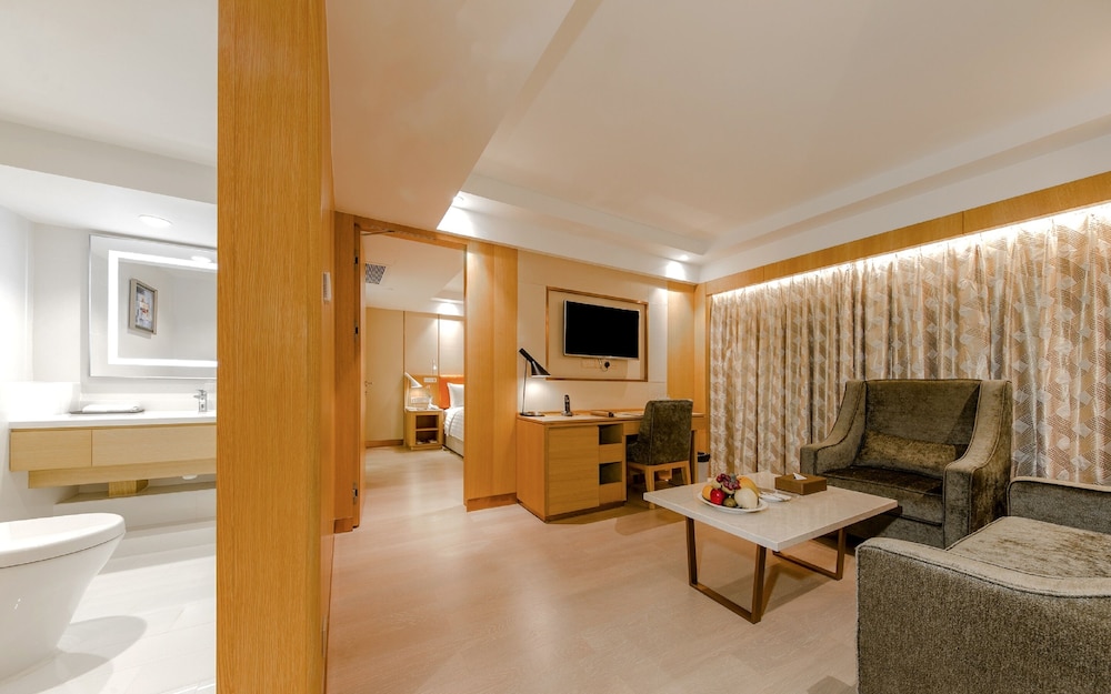 Superior Suite (Partly Non-Smoking Room (with closed window)) photo 2