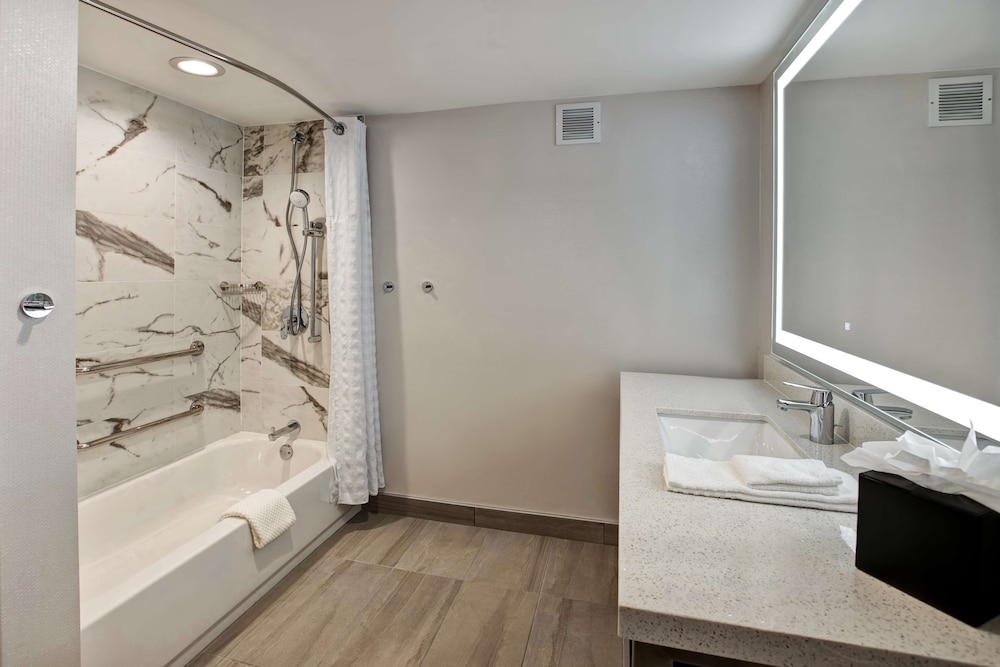 Suite, 2 Double Beds, Accessible, Bathtub (Mobility & Hearing) - Photo 3