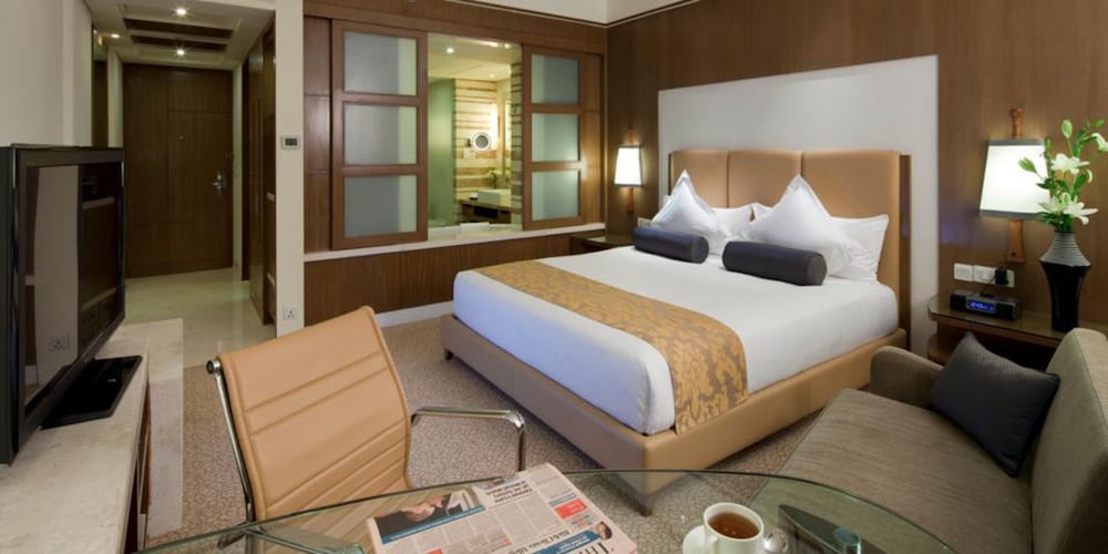 Luxury Suite, 1 King Bed, Club Lounge Access
