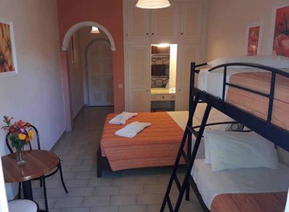 Quadruple Room, Partial Sea View - Photo 4