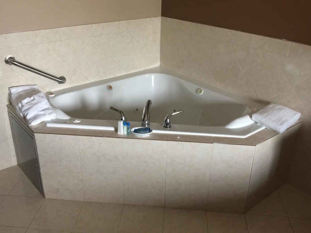 Standard Room, 1 King Bed, Non Smoking, Jetted Tub photo 2