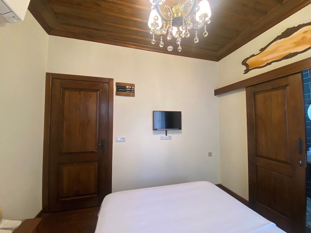Economy Double Room, 1 Queen Bed photo 2