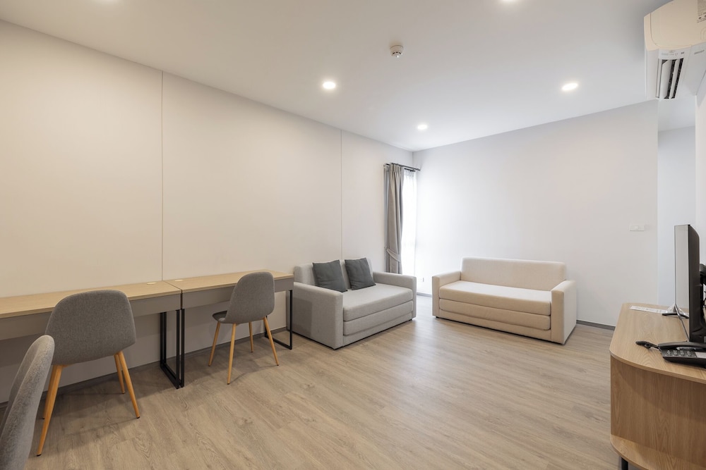 Homey Two Bedroom photo 3