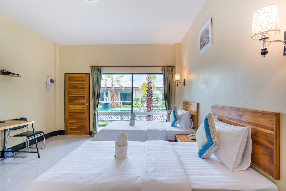 Superior Double or Twin Room, Pool View photo 3