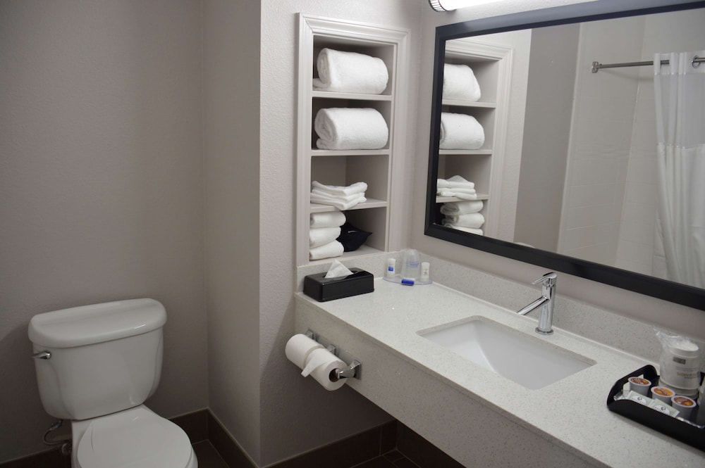 Standard Room, 2 Queen Beds, Non Smoking, Refrigerator & Microwave - Photo 2