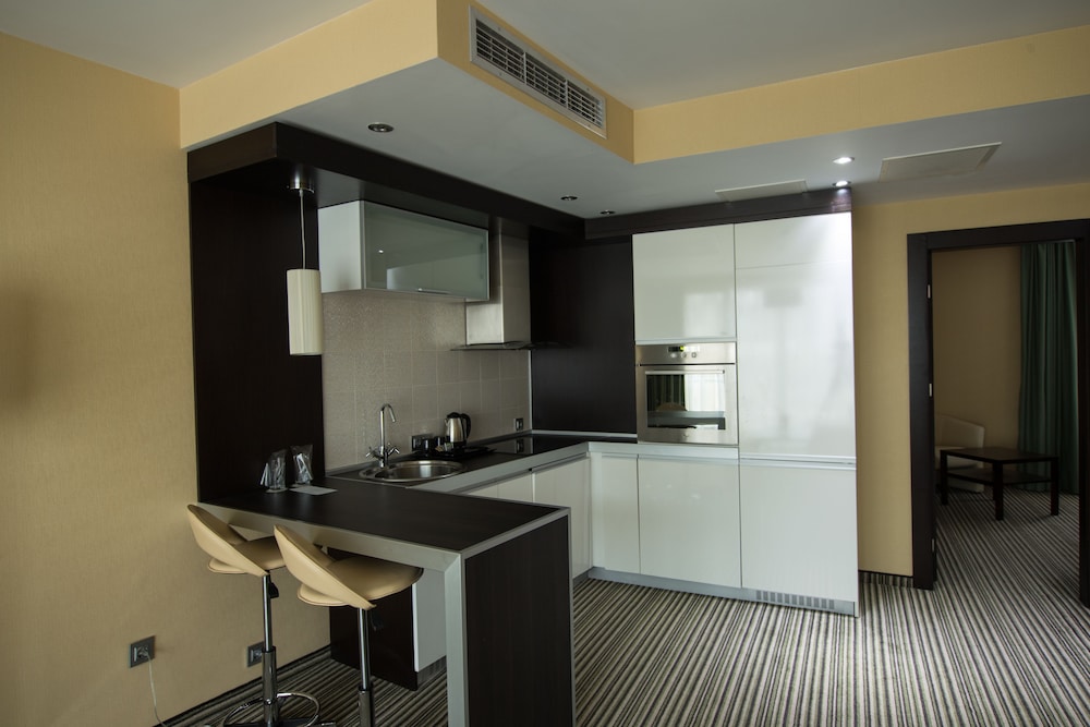 Standard Apartment, 1 Queen Bed, Non Smoking, Kitchenette photo 3