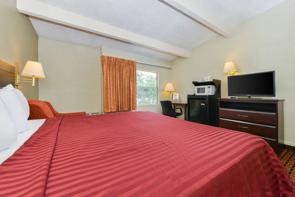 Room, 1 King Bed, Non Smoking - Photo 1