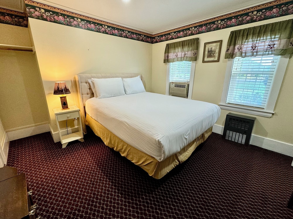 Standard Room, 1 Queen Bed, Refrigerator photo 1