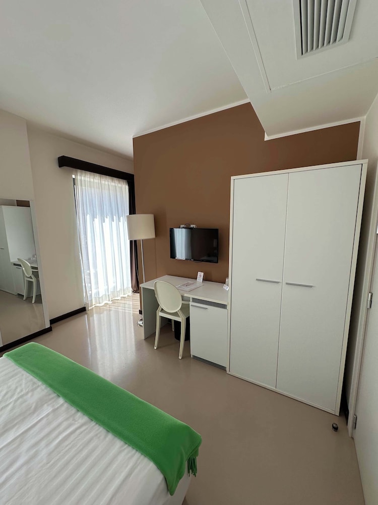 Deluxe Double Room Single Use, City View