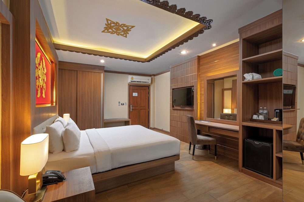 Deluxe Balcony Room photo 1