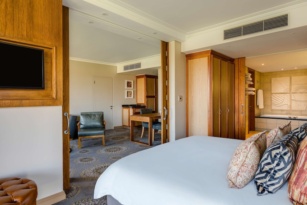 Deluxe King Suite with Lagoon View - Photo 3