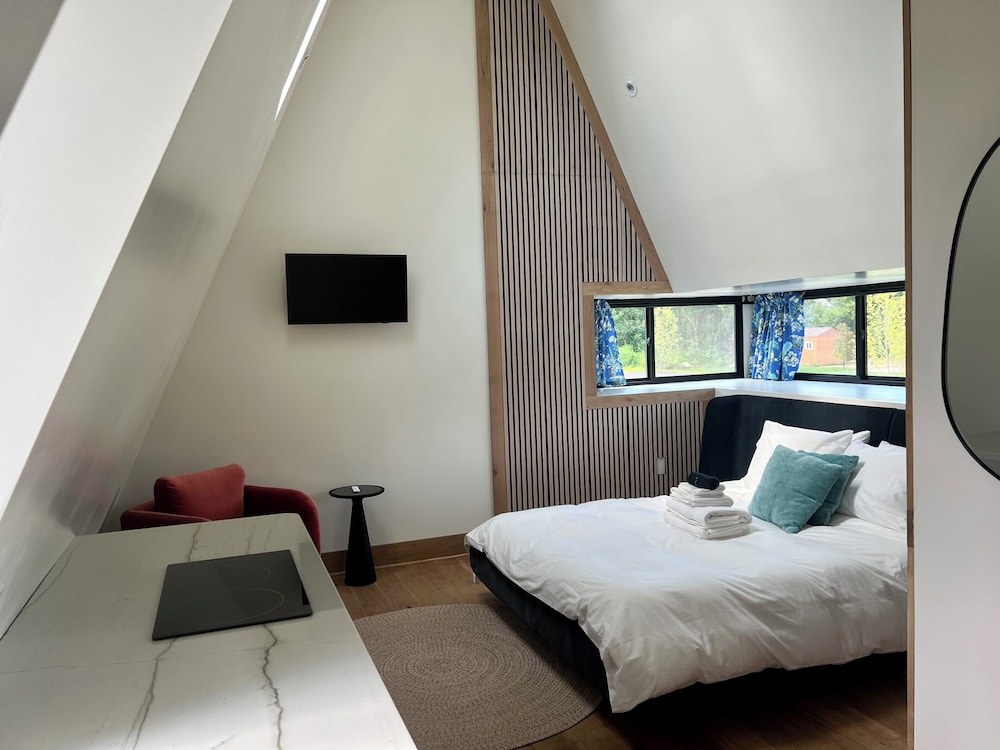 Tree House (c) photo 1