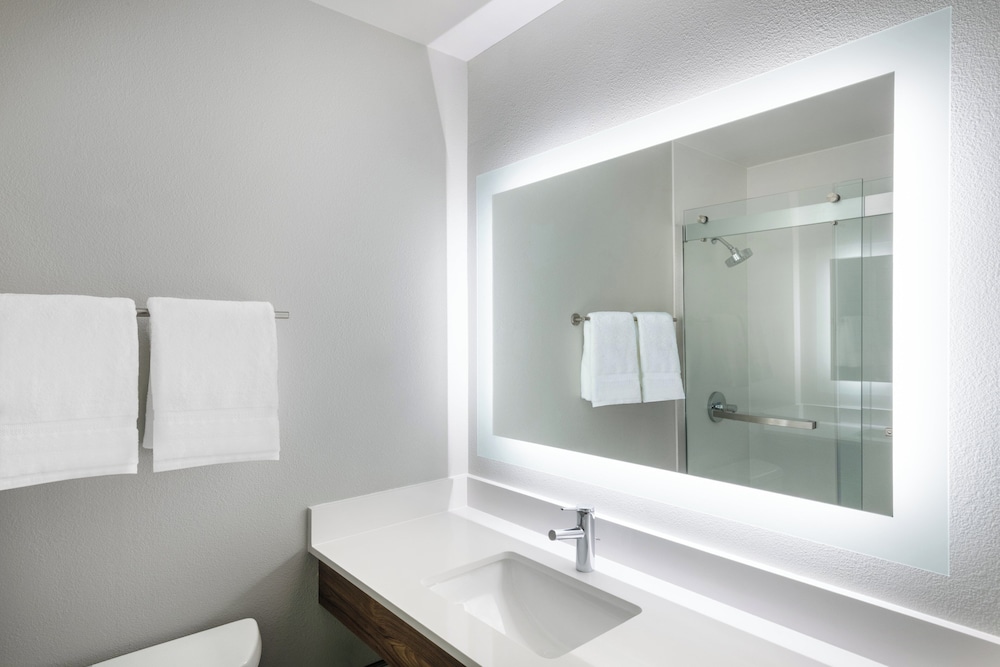 Standard Room, 1 Queen Bed, Accessible - Photo 4