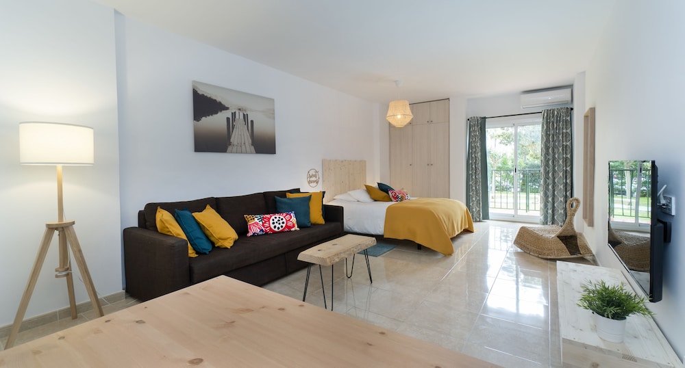 Deluxe Studio Suite, Balcony, Garden View