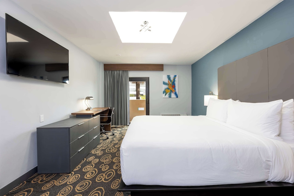 Room, 1 King Bed, Non Smoking - Photo 6