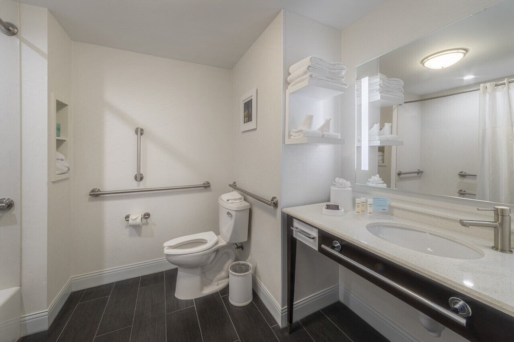 Room, 1 King Bed, Accessible, Bathtub (Oversized w/Access Tub) - Photo 2