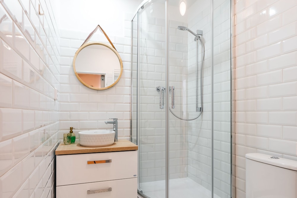 Economy Room, 1 Bedroom, Private Bathroom, Ground Floor photo 2
