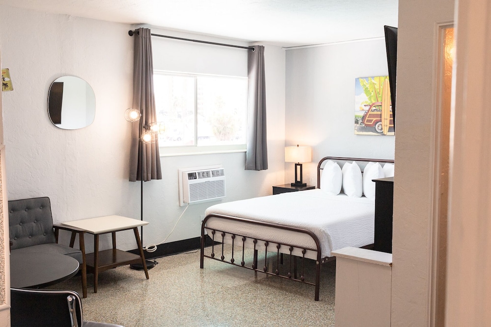 Deluxe Studio Suite, 1 Queen Bed, Kitchenette, Pool View photo 1