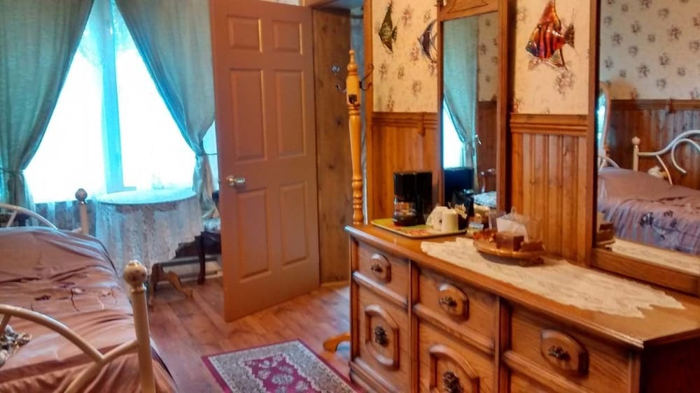 #10 Family Suite, 1 Queen and 2 Single Beds, Jetted Tub, Terrace, River View (Émeraude) photo 3