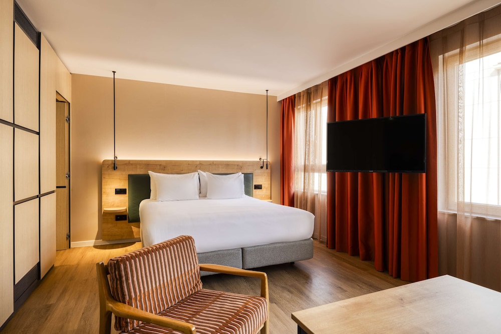 Queen Deluxe Room