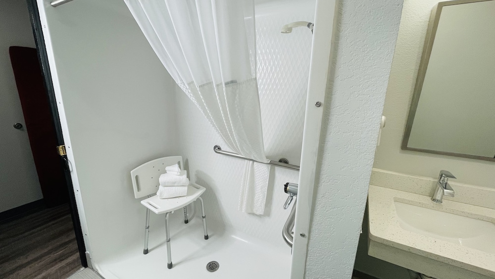 Room, 2 Queen Beds, Accessible, Non Smoking - Photo 8