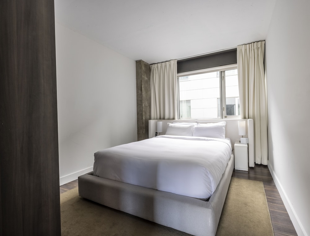 Suite, 1 Queen Bed with Sofabed (Living) - Photo 5