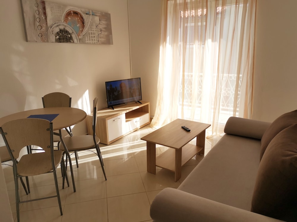 Panoramic Apartment, 1 Queen Bed with Sofa bed, Sea View, Beachfront (1) photo 1