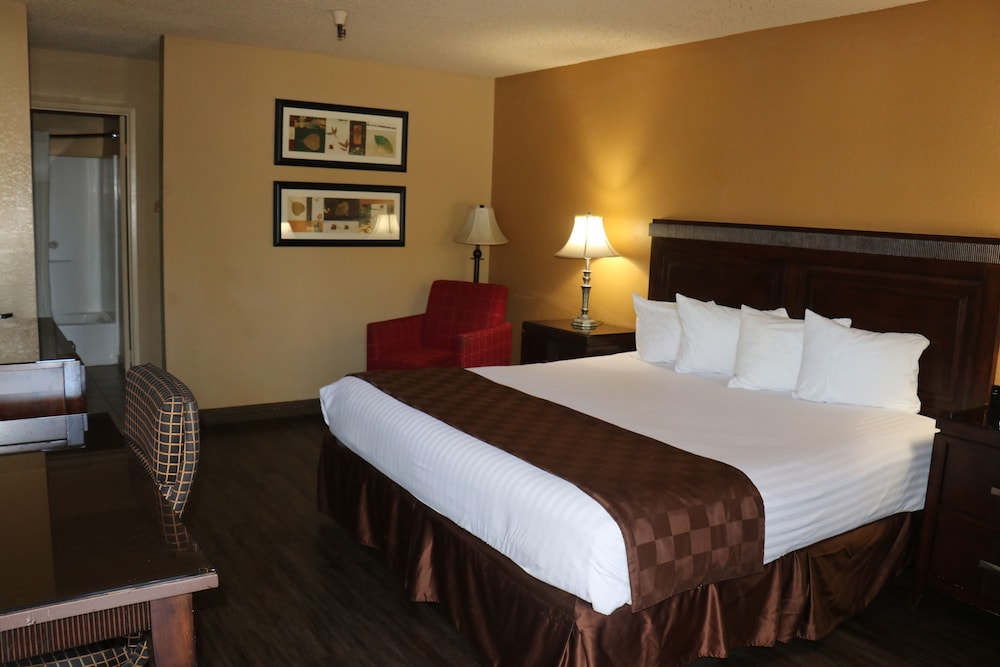 Standard Room, 1 King Bed, Accessible, Smoking photo 2