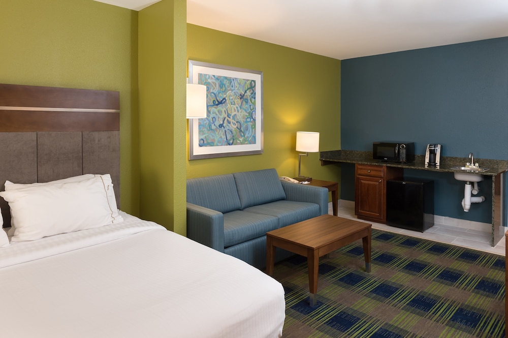 Suite, 1 King Bed, Accessible (Roll-In Shower) photo 3