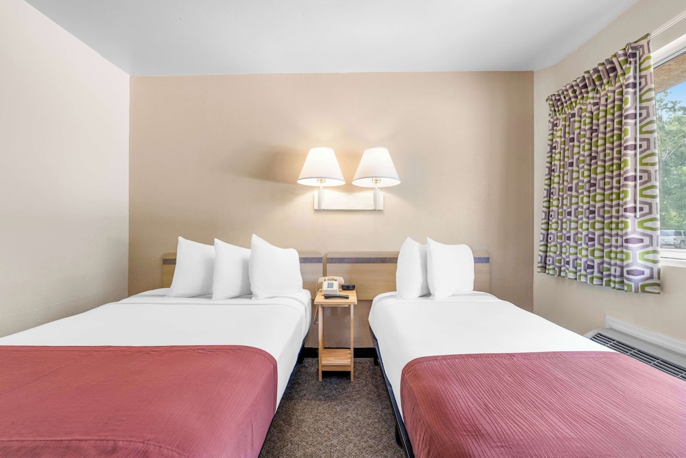 Room, Multiple Beds, Non Smoking - Photo 4