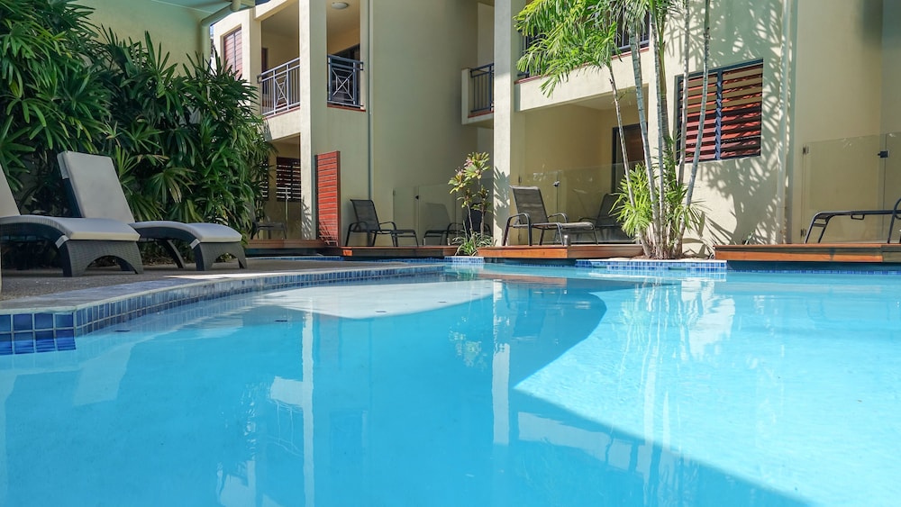 Studio Pool Entry - Photo 8