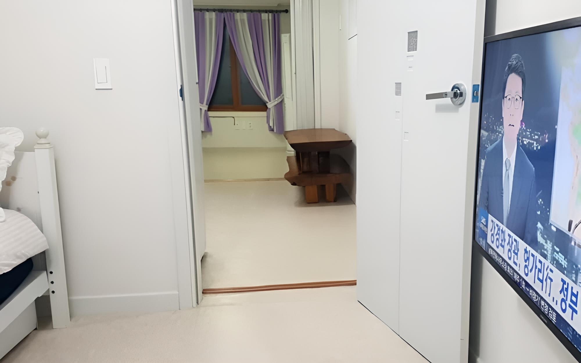 Room (Violet + Rachel) - Photo 2