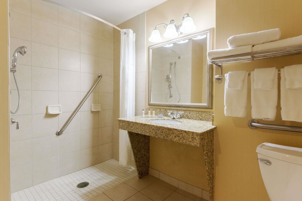 Room, Accessible, Refrigerator - Photo 2