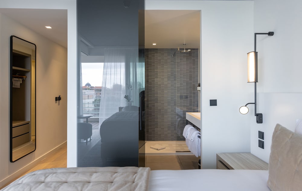 Standard Room, 1 King Bed, Balcony - Photo 10