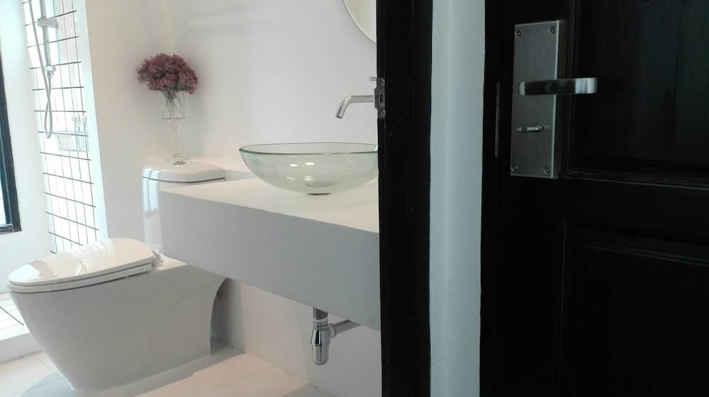 White Suite photo 2