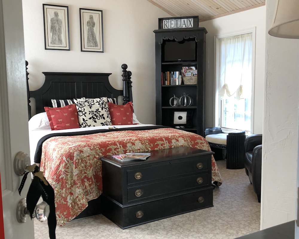 Black Room, Deluxe King Suite, Garden View, Private Bath, Bikes Included
