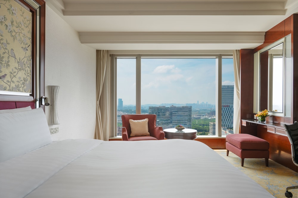 Premier Room, 1 King Bed, River View - Photo 3