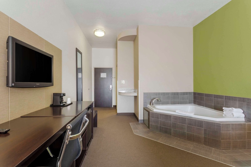 Standard Room, 1 King Bed, Non Smoking, Hot Tub - Photo 7