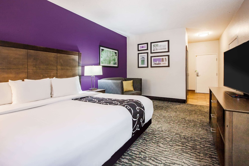 Room, 1 King Bed, Accessible, Non Smoking (Mobility Accessible) - Photo 1