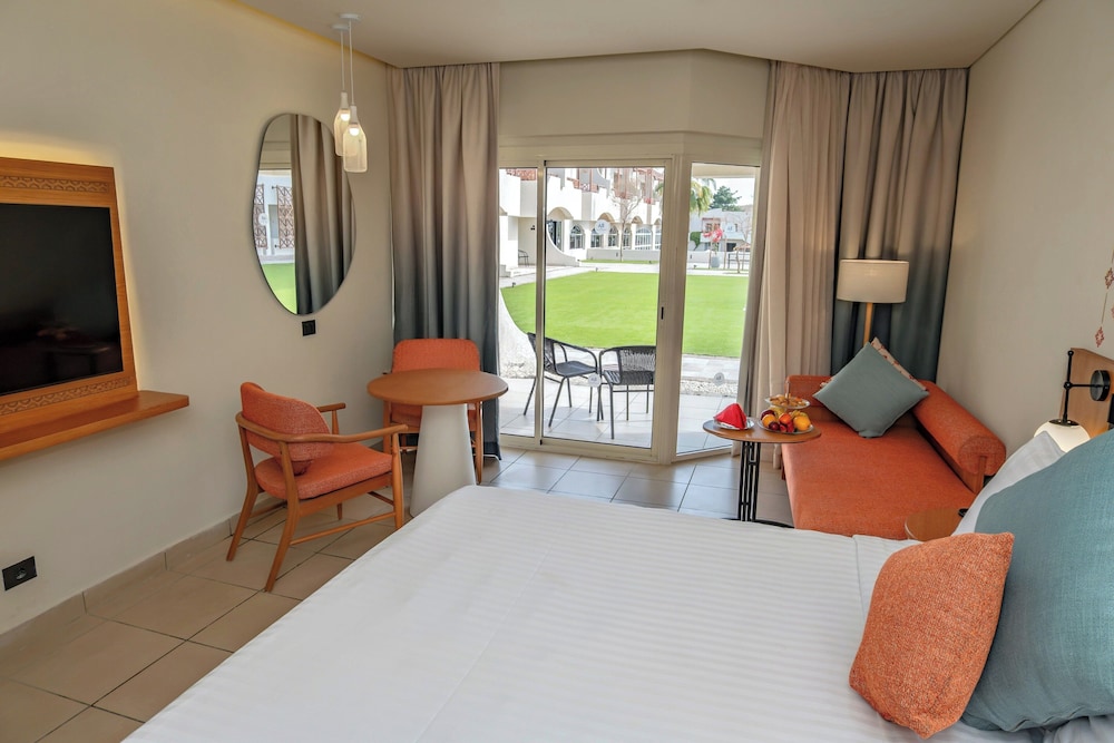 Superior Room, 1 King Bed, Pool View (Beach side) - Photo 8