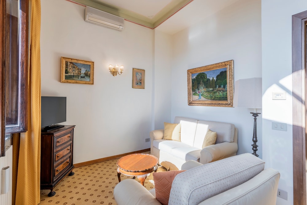 Manor House Balcony Suite - Photo 5