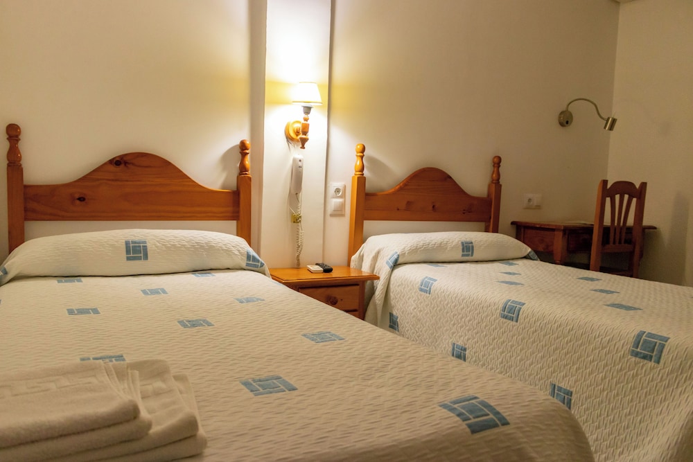 Standard Twin Room - Photo 3