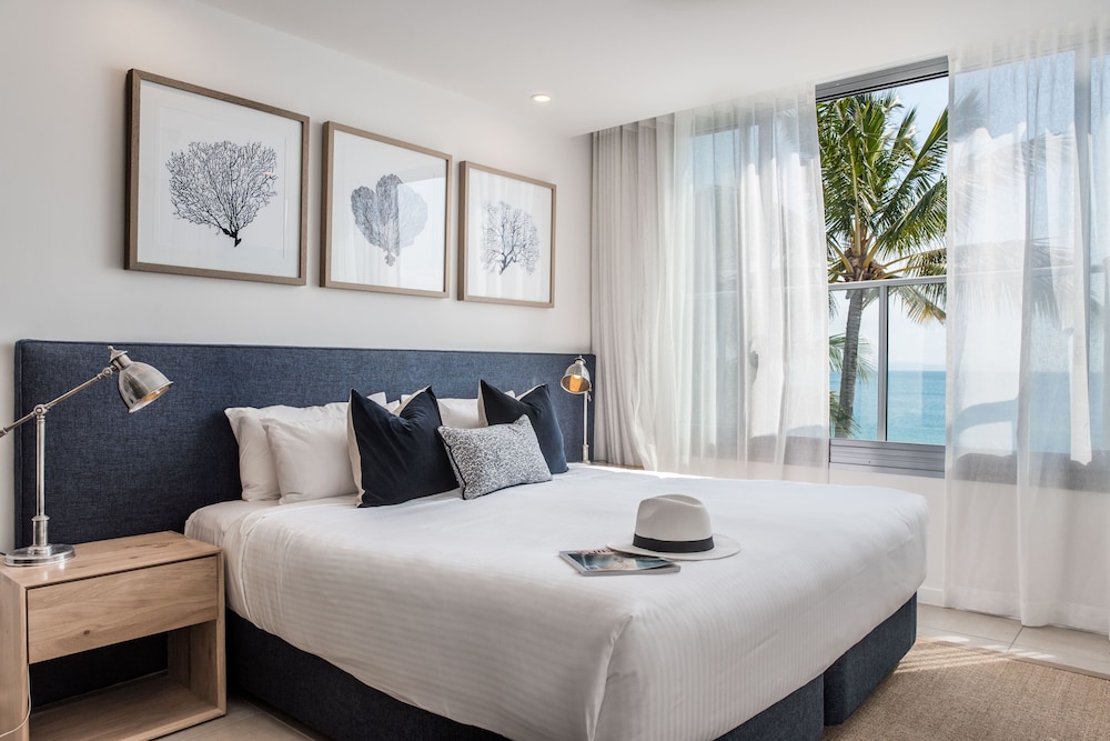 One Bedroom Beachfront Spa Penthouse photo 2