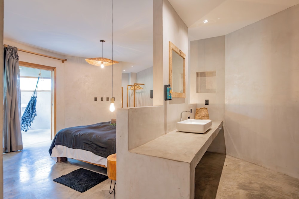 Suite (Master Q9)