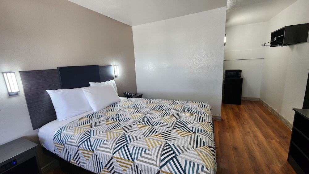 Deluxe Room, 1 Queen Bed, Non Smoking, Refrigerator & Microwave photo 1