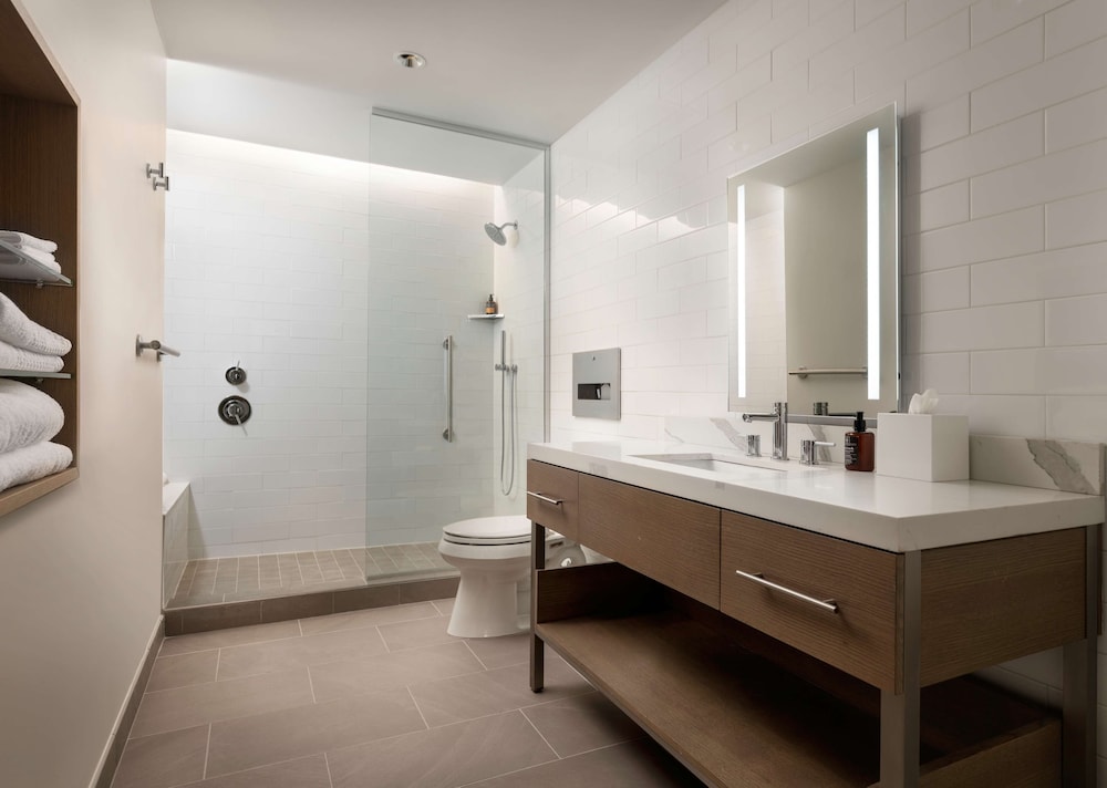 Premium Room, 1 King Bed, Accessible (Hearing) - Photo 4