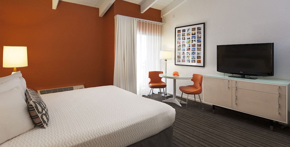 Deluxe Room, 1 King Bed thumbnail 6